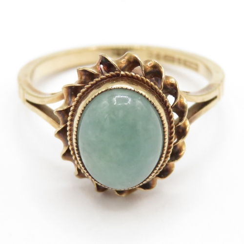 68 - 9ct gold vintage jade dress ring (2.5g) Size M