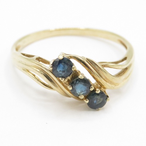 81 - 9ct gold sapphire trilogy ring (1.7g) Size R 1/2