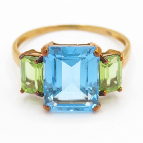 92 - 9ct gold peridot & blue topaz trilogy ring (2.3g) Size P 1/2