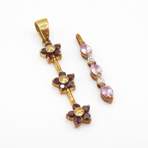 93 - 2x 9ct gold garnet, pink sapphire & diamond drop pendants (1.9g)