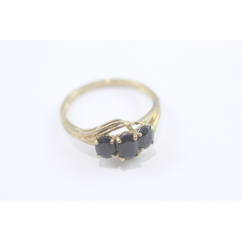 197 - 9ct gold sapphire trilogy ring (2.1g) Size P
