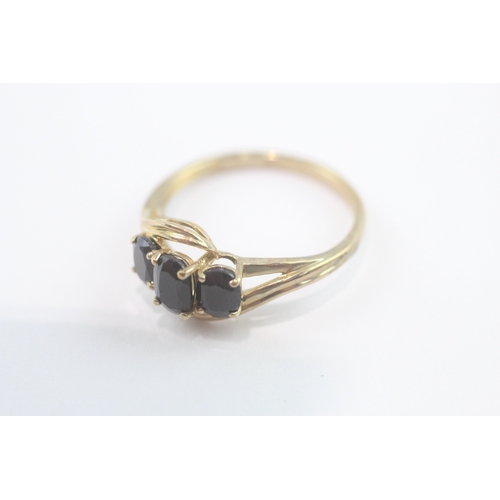197 - 9ct gold sapphire trilogy ring (2.1g) Size P