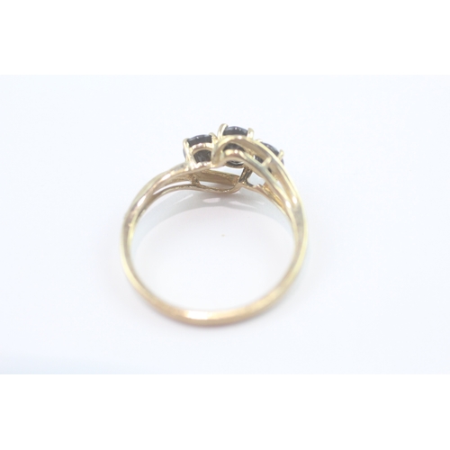 197 - 9ct gold sapphire trilogy ring (2.1g) Size P