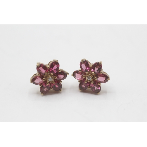 31 - 9ct gold garnet & diamond cluster stud earrings (2.2g)
