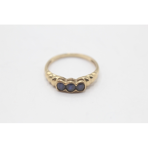 44 - 9ct gold vintage sapphire trilogy ring (1.5g) Size K 1/2