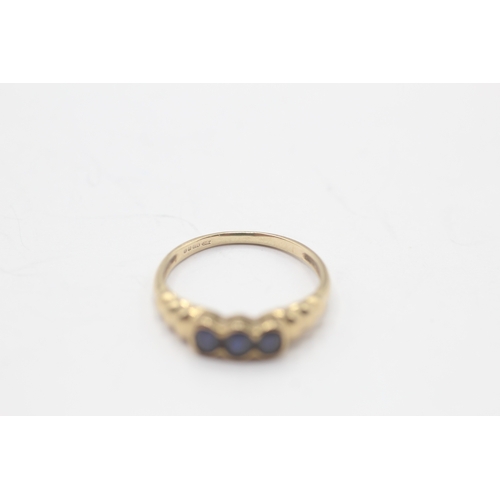 44 - 9ct gold vintage sapphire trilogy ring (1.5g) Size K 1/2