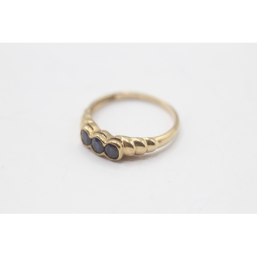 44 - 9ct gold vintage sapphire trilogy ring (1.5g) Size K 1/2