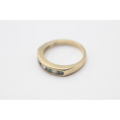 5 - 9ct gold emerald & diamond half eternity ring (3.1g) Size L