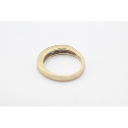 5 - 9ct gold emerald & diamond half eternity ring (3.1g) Size L
