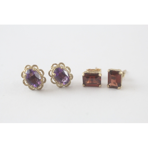 87 - 2x 9ct gold amethyst |& garnet stud earrings (2.7g)
