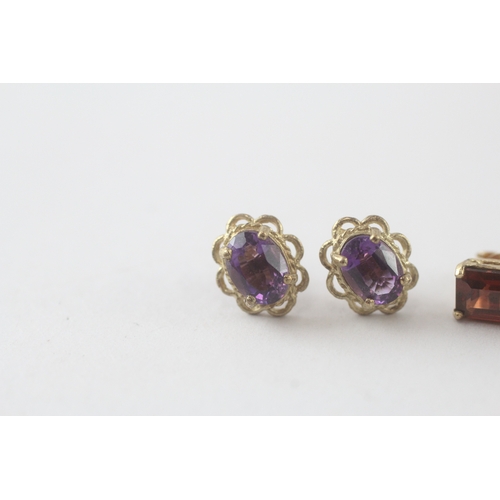 87 - 2x 9ct gold amethyst |& garnet stud earrings (2.7g)