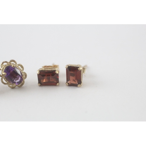 87 - 2x 9ct gold amethyst |& garnet stud earrings (2.7g)