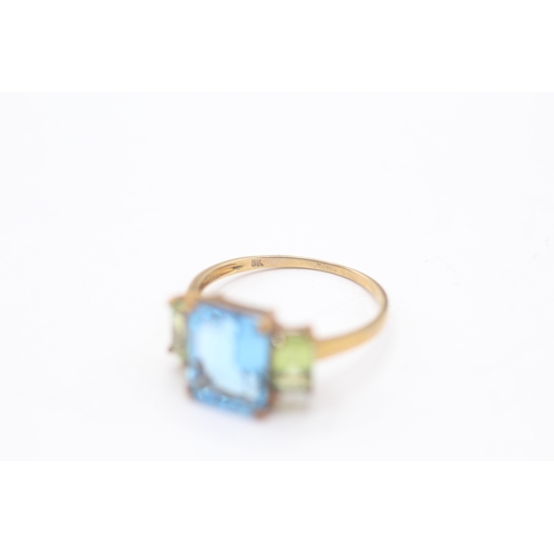 92 - 9ct gold peridot & blue topaz trilogy ring (2.3g) Size P 1/2