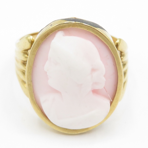 104 - 18ct Gold Carved Cameo Ring - cameo loose  (4.7g) Size O
