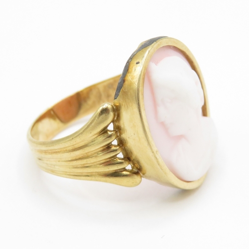 104 - 18ct Gold Carved Cameo Ring - cameo loose  (4.7g) Size O