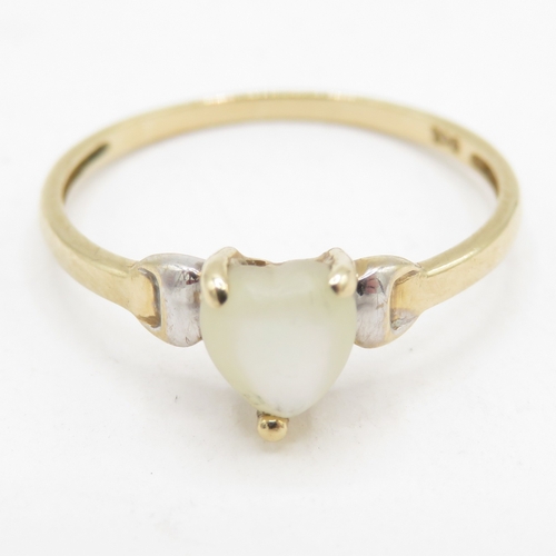 109 - 9ct Gold Mother of Pearl Heart Ring  (0.9g) Size L
