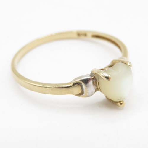 109 - 9ct Gold Mother of Pearl Heart Ring  (0.9g) Size L