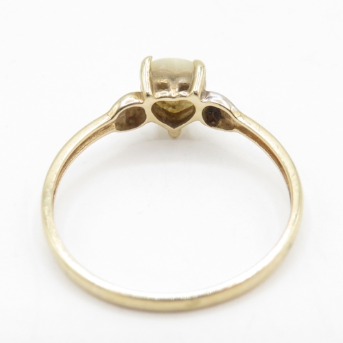 109 - 9ct Gold Mother of Pearl Heart Ring  (0.9g) Size L