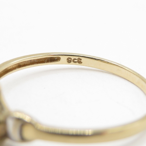 109 - 9ct Gold Mother of Pearl Heart Ring  (0.9g) Size L