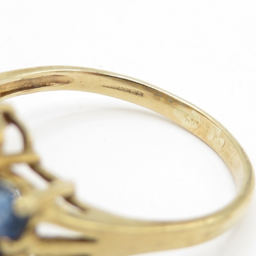 193 - 9ct gold sapphire floral cluster ring (3.2g) Size P