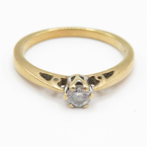 61 - 9ct gold diamond solitaire ring (2.7g) Size Q 1/2