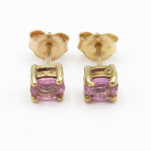 72 - 9ct gold pink sapphire stud earrings (0.7g)