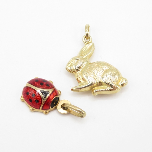 84 - 2x 9ct gold enamel ladybird & rabbit charm (1.4g)