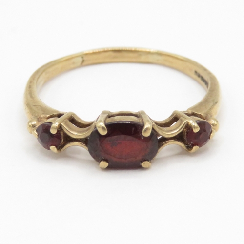 89 - 9ct gold garnet trilogy ring (2.2g) Size R