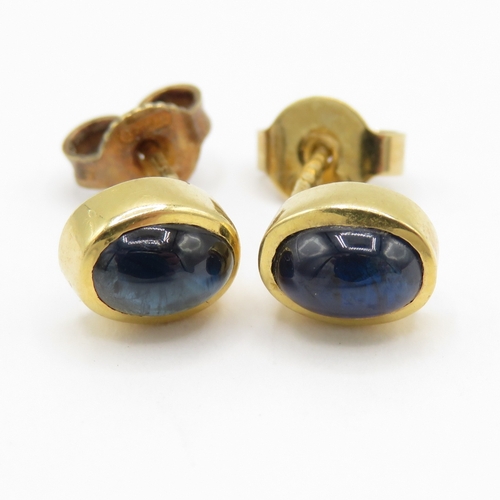 96 - 18ct gold cabochon cut sapphire stud earrings (1.5g)