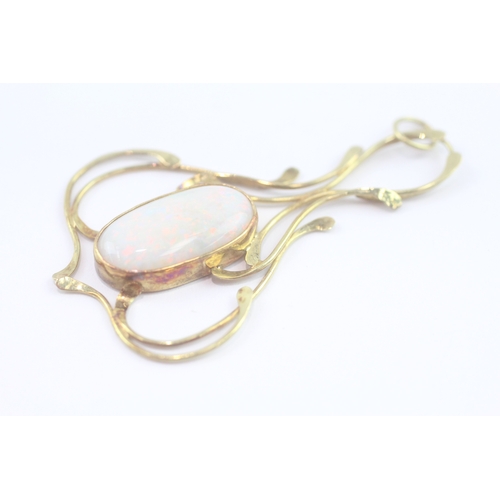 10 - 18ct gold opal arts and crafts pendant (4.6g)