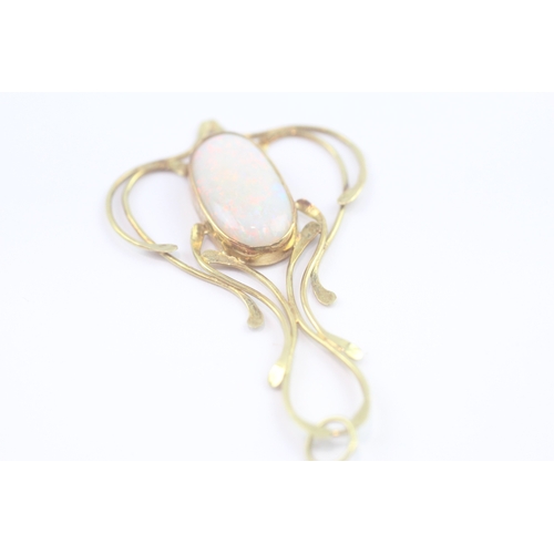 10 - 18ct gold opal arts and crafts pendant (4.6g)