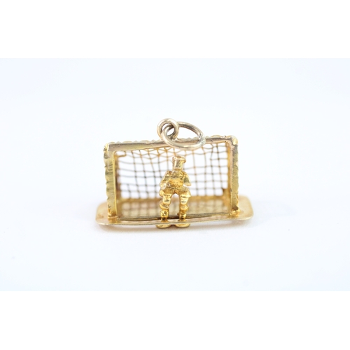 67 - 9ct gold vintage goalkeeper charm (1.9g)