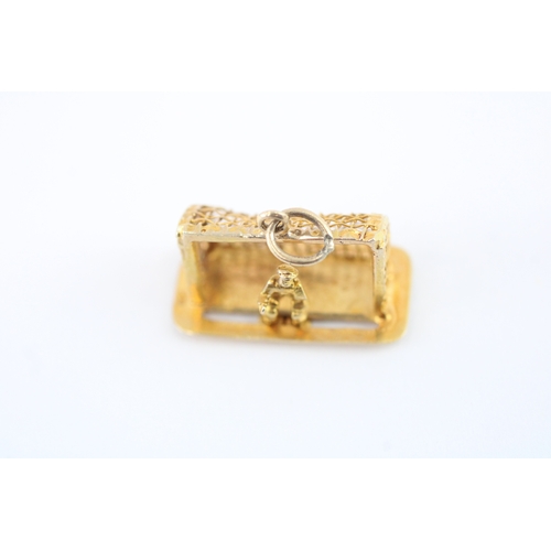 67 - 9ct gold vintage goalkeeper charm (1.9g)