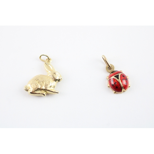 84 - 2x 9ct gold enamel ladybird & rabbit charm (1.4g)
