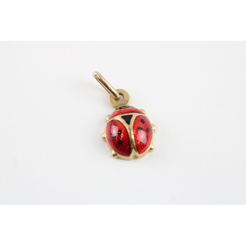 84 - 2x 9ct gold enamel ladybird & rabbit charm (1.4g)