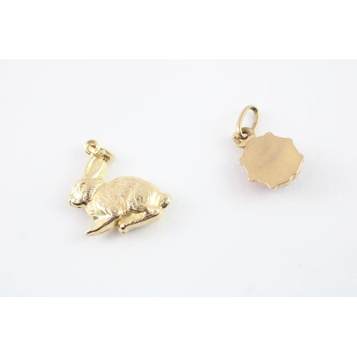 84 - 2x 9ct gold enamel ladybird & rabbit charm (1.4g)