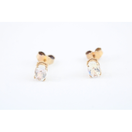 86 - 9ct gold moonstone stud earrings (0.8g)