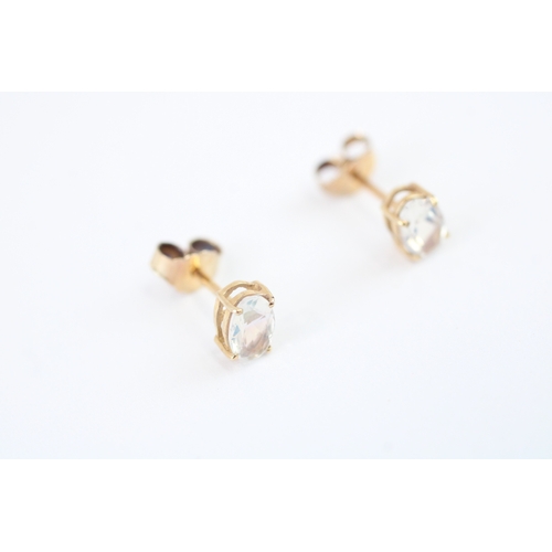 86 - 9ct gold moonstone stud earrings (0.8g)