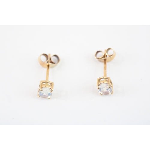 86 - 9ct gold moonstone stud earrings (0.8g)