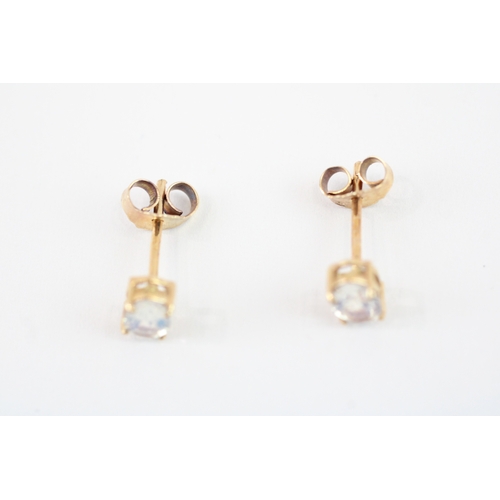 86 - 9ct gold moonstone stud earrings (0.8g)