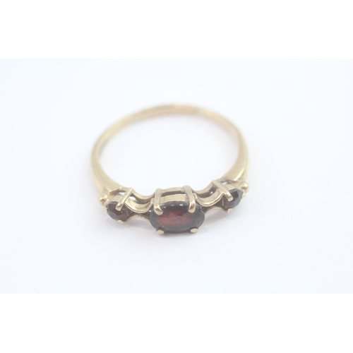 89 - 9ct gold garnet trilogy ring (2.2g) Size R