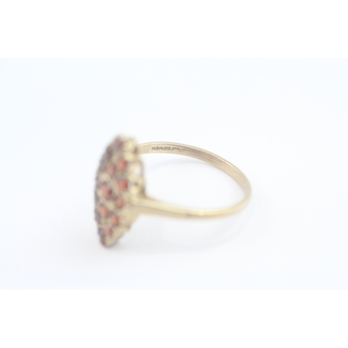 91 - 9ct gold garnet cluster ring (2.3g) Size P