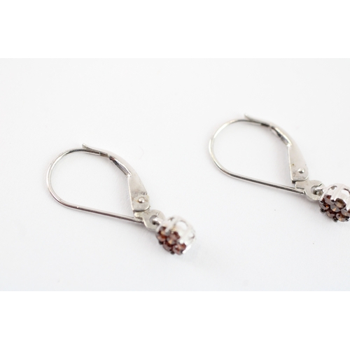 92 - 9ct gold enhanced red diamond drop earrings (1g)