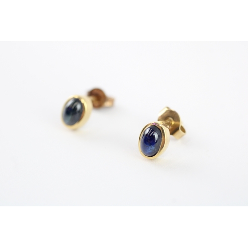 96 - 18ct gold cabochon cut sapphire stud earrings (1.5g)