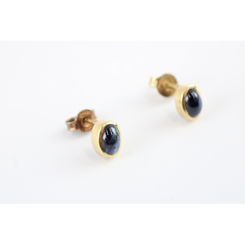 96 - 18ct gold cabochon cut sapphire stud earrings (1.5g)