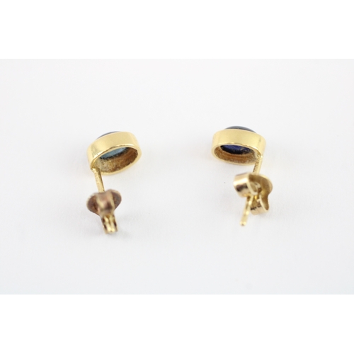 96 - 18ct gold cabochon cut sapphire stud earrings (1.5g)