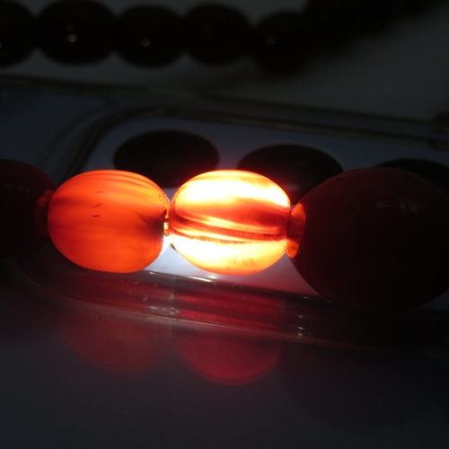 224 - Cherry Bakelite Necklace w/ Internal Streaking, Graduated (84g)