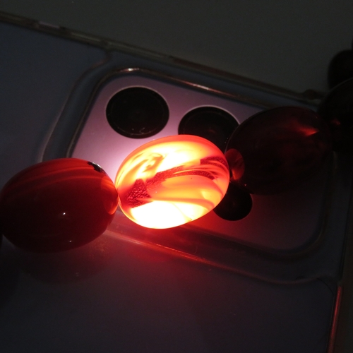 224 - Cherry Bakelite Necklace w/ Internal Streaking, Graduated (84g)