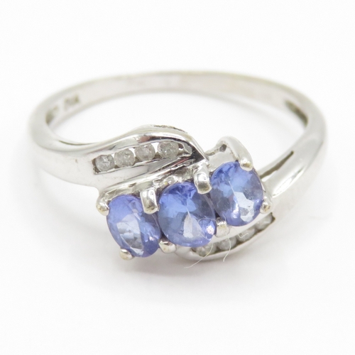42 - 9ct white gold tanzanite diamond ring (2g) Size K