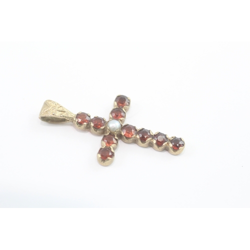 39 - 9ct gold garnet pearl pendant (1.7g)